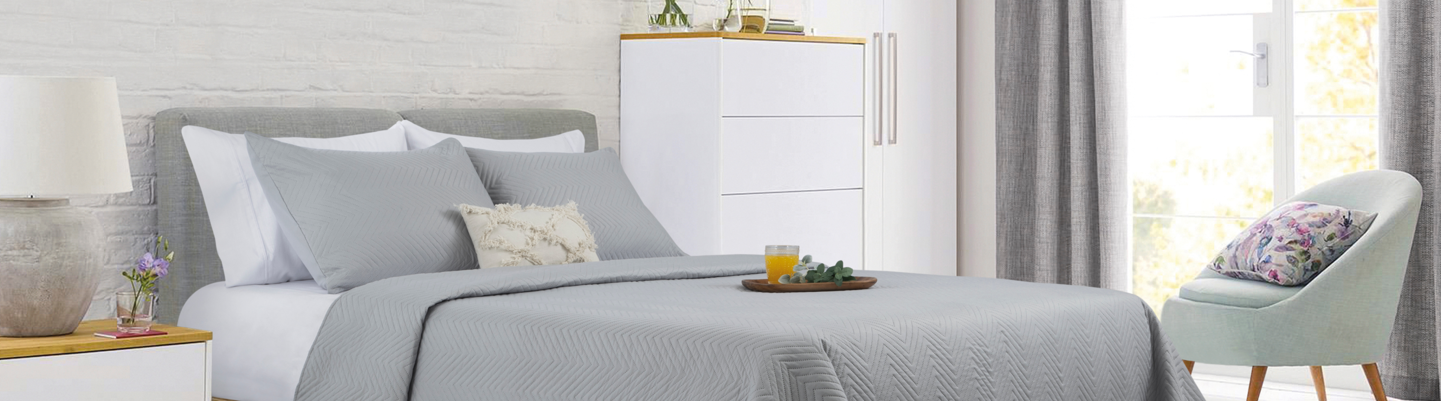 Primera foto del carousel, cama con edredon color gris