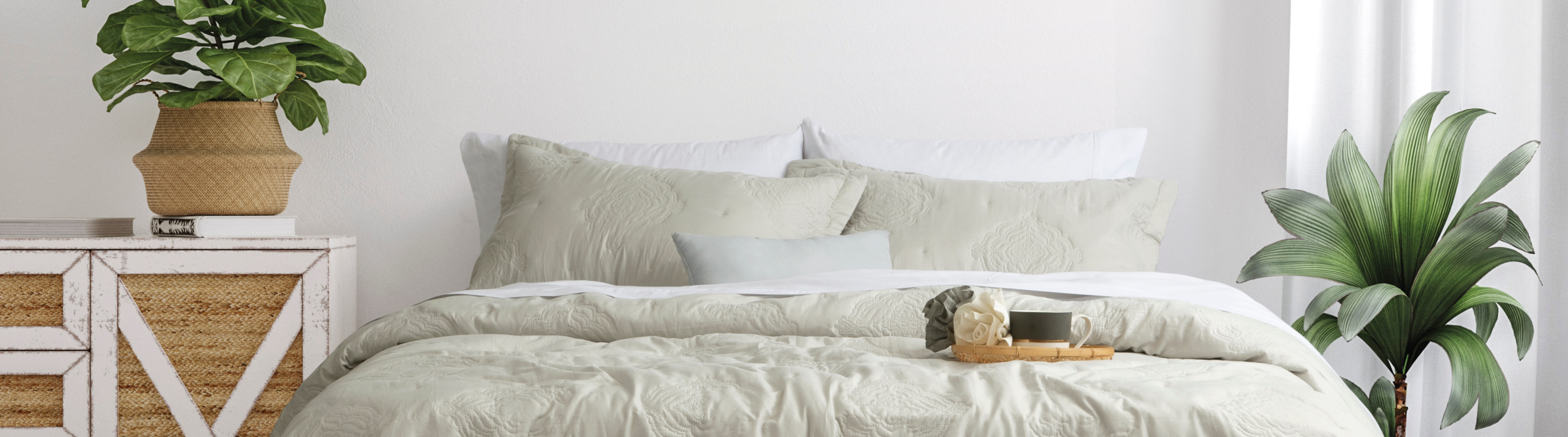 Segunda foto del carousel, cama con edredon color gris claro