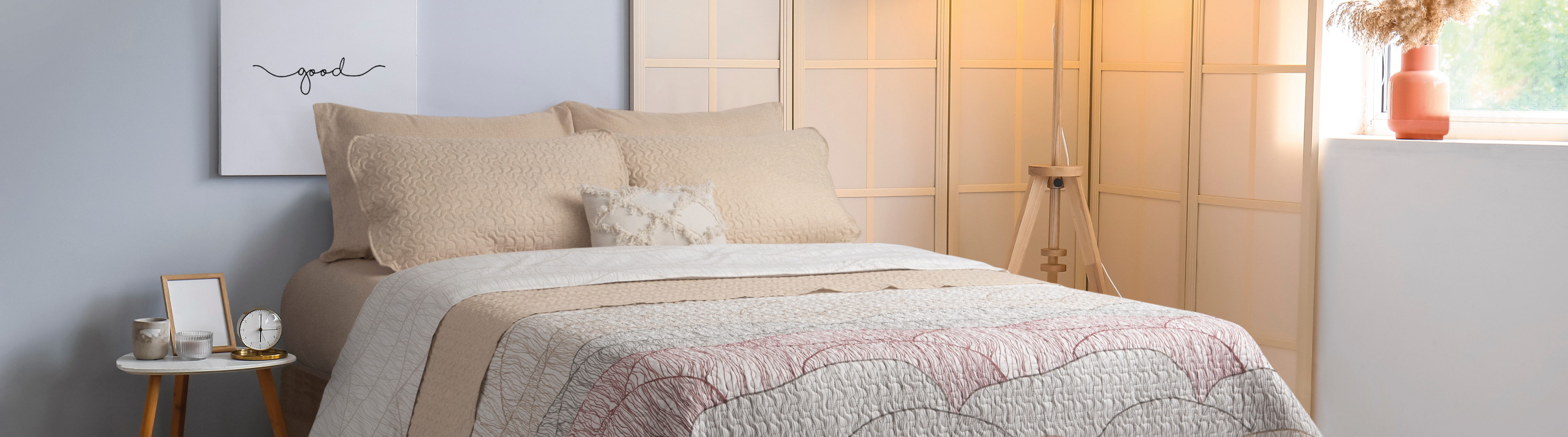 Tercera foto del carousel, cama con edredon color naranja claro